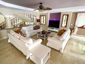 Smart-tv, tv-spel, böcker och en stereo