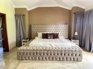 6 sovrum, värdeförvaringsskåp på rummet och skrivbord