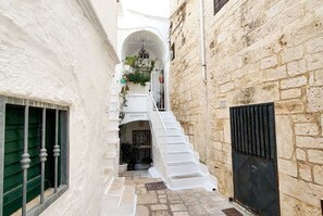 Property grounds - Beautiful Garden Apartment in Cisternino (Cisternino)