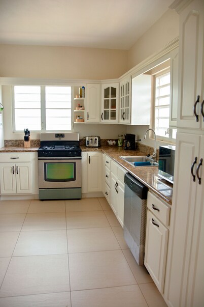 Spectacular home - 5 mins walk to beach, modern, comfortable, clean and spacious