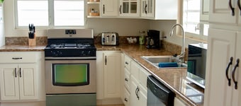 Spectacular home - 5 mins walk to beach, modern, comfortable, clean and spacious