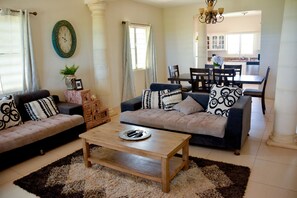 Smart TV - Spectacular home - 5 mins walk to beach, modern, comfortable, clean and spacious (Cul De Sac)