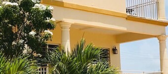 Spectacular home - 5 mins walk to beach, modern, comfortable, clean and spacious