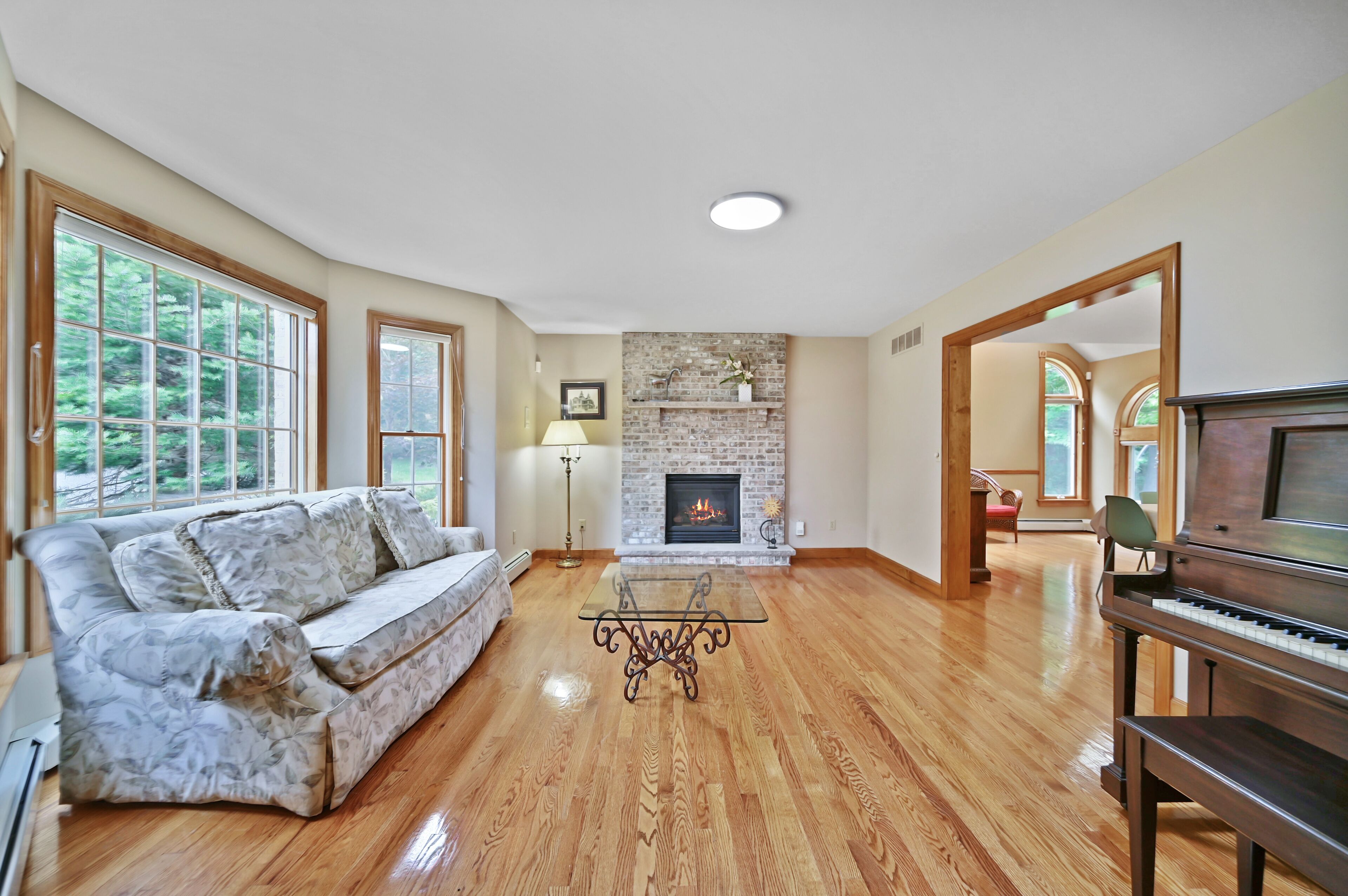 Charming house with hot tub, playroom , piano 