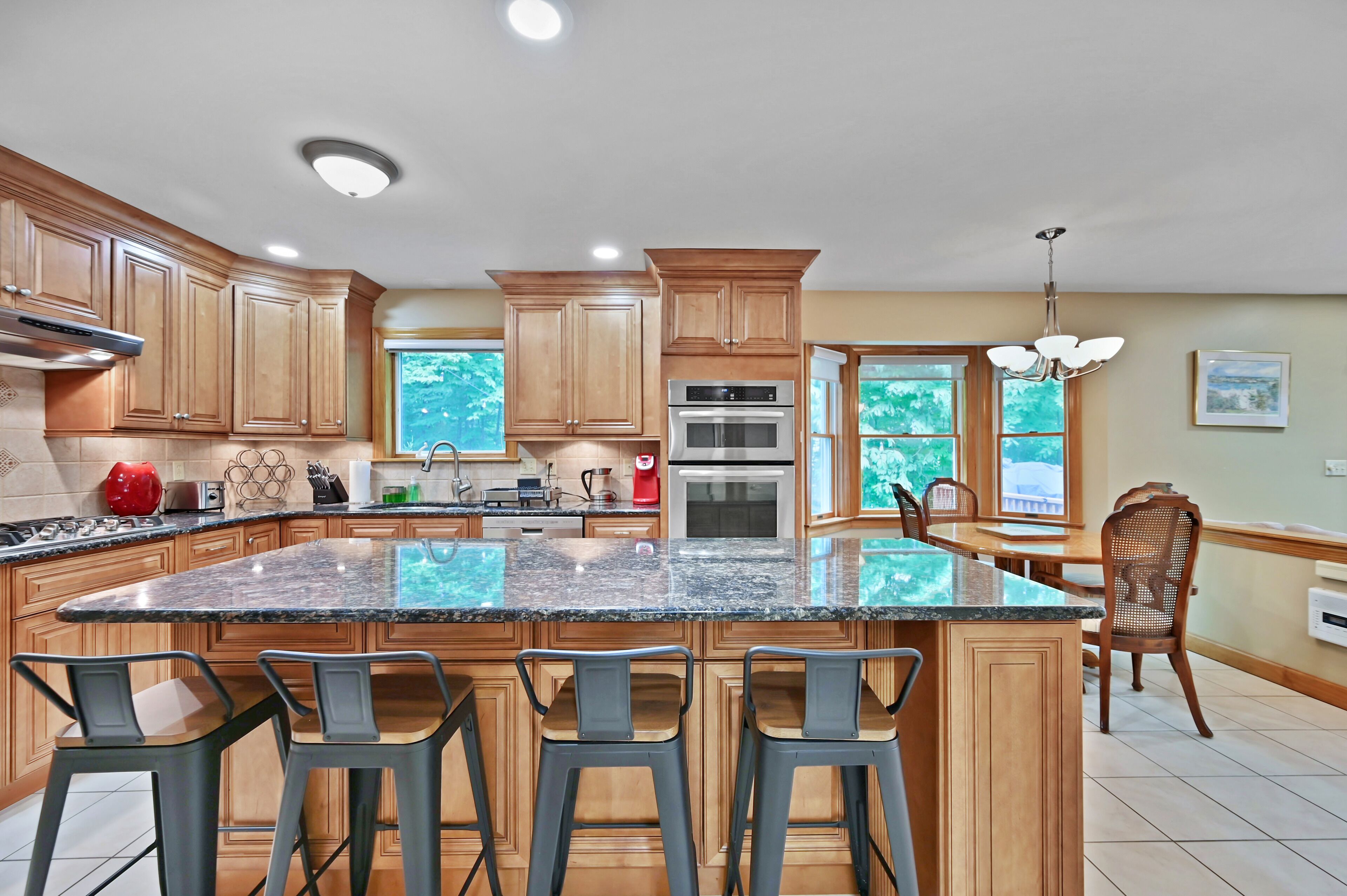 Charming house with hot tub, playroom , piano 