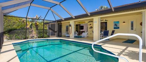 Utendørsbasseng og et oppvarmet basseng