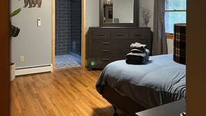 A bedroom with a bed, dresser, and a ceiling fan. - 8 bed Lodge Near Camelback/Outlets-HOT TUB (Tannersville)