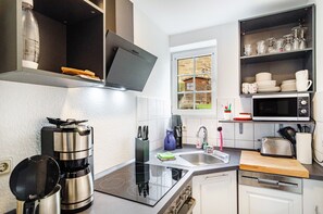 Refrigerador, microondas, horno, placa de cocina