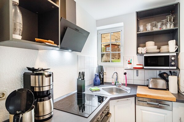 Kühlschrank, Mikrowelle, Ofen, Herdplatte