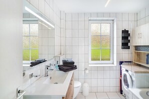 Bañera, secador de pelo y toallas