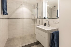 Dusche, Haartrockner, Handtücher