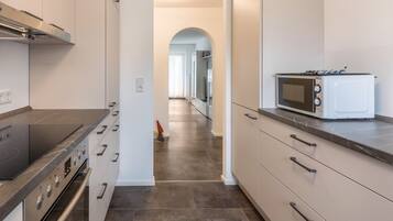 Kühlschrank, Mikrowelle, Ofen, Herdplatte