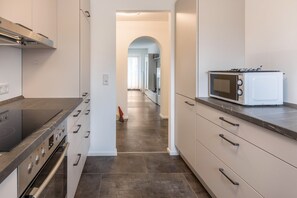 Geladeira, micro-ondas, fogão, cooktop