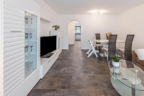 Dining - Apartment 'Heidi's Dihei' with Garden & Wi-Fi (Büsingen)