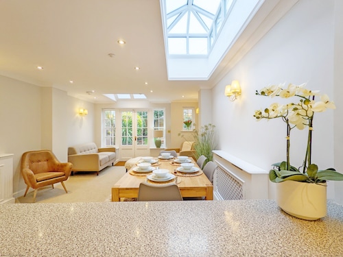 St Pancras - Chichester  -  a town house that sleeps 6 guests  in 3 bedrooms