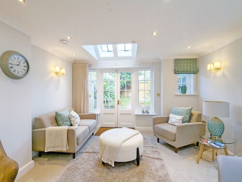 St Pancras - Chichester  -  a town house that sleeps 6 guests  in 3 bedrooms