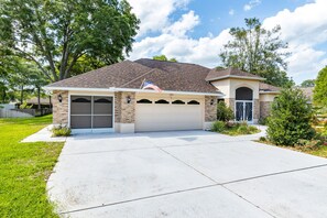 Exterior - Cozy retreat in Spring Hill, 3 beds, 3 baths w/heated Pool and Hot Tub (Spring Hill)