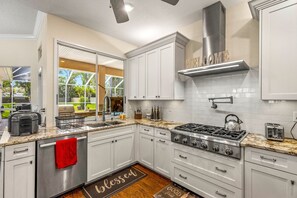 Fridge, microwave, oven, stovetop - Cozy retreat in Spring Hill, 3 beds, 3 baths w/heated Pool and Hot Tub (Spring Hill)