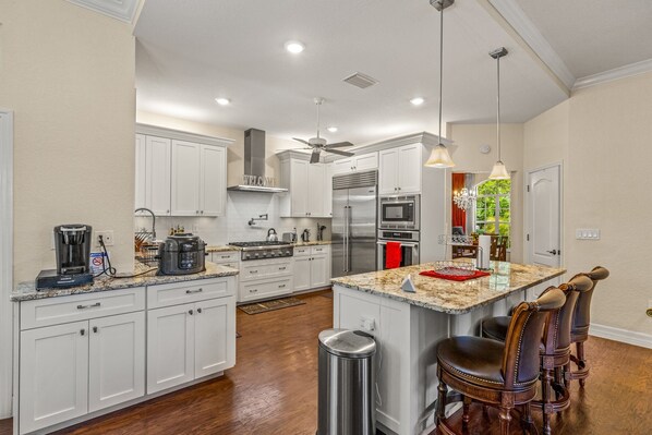 Fridge, microwave, oven, stovetop - Cozy retreat in Spring Hill, 3 beds, 3 baths w/heated Pool and Hot Tub (Spring Hill)