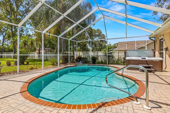 Una piscina al aire libre, una piscina climatizada