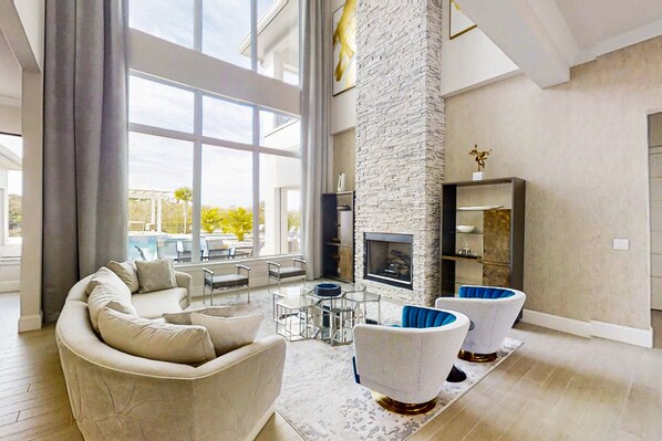 Tv, eldstad, bordsfotboll och ett bordtennisbord