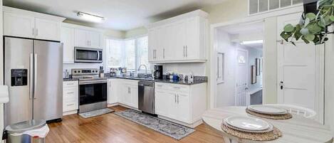 Een koelkast, een microgolfoven, een oven, een kookplaat