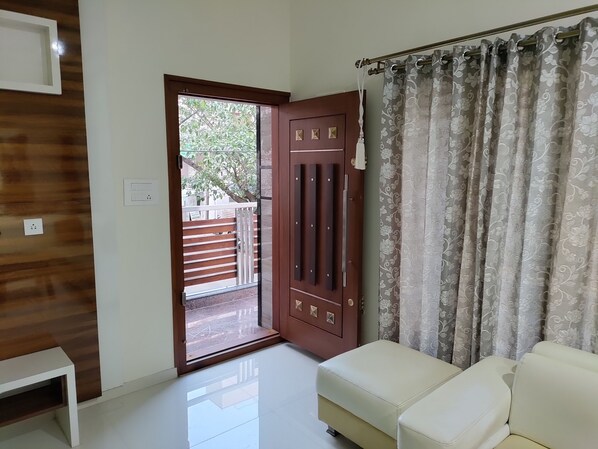 Living area - Nice North-East corner apartment with very good privacy and ample parking place (Bengaluru)