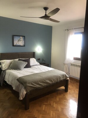 3 bedrooms, iron/ironing board, WiFi, bed sheets