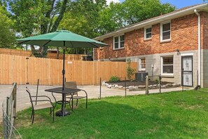 Outdoor dining - Studio, Private Entry & Yard, 10 mins to downtown (Nashville)