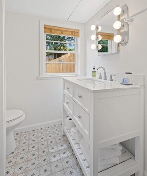 Douche, séchoir à cheveux, serviettes fournies, savon