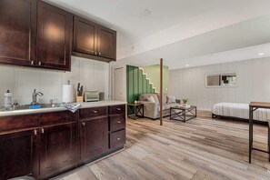 Interior - Studio, Private Entry & Yard, 10 mins to downtown (Nashville)