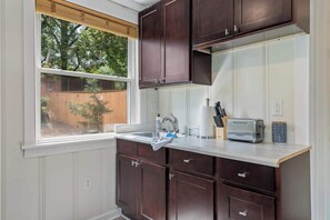 Private kitchen - Studio, Private Entry & Yard, 10 mins to downtown (Nashville)