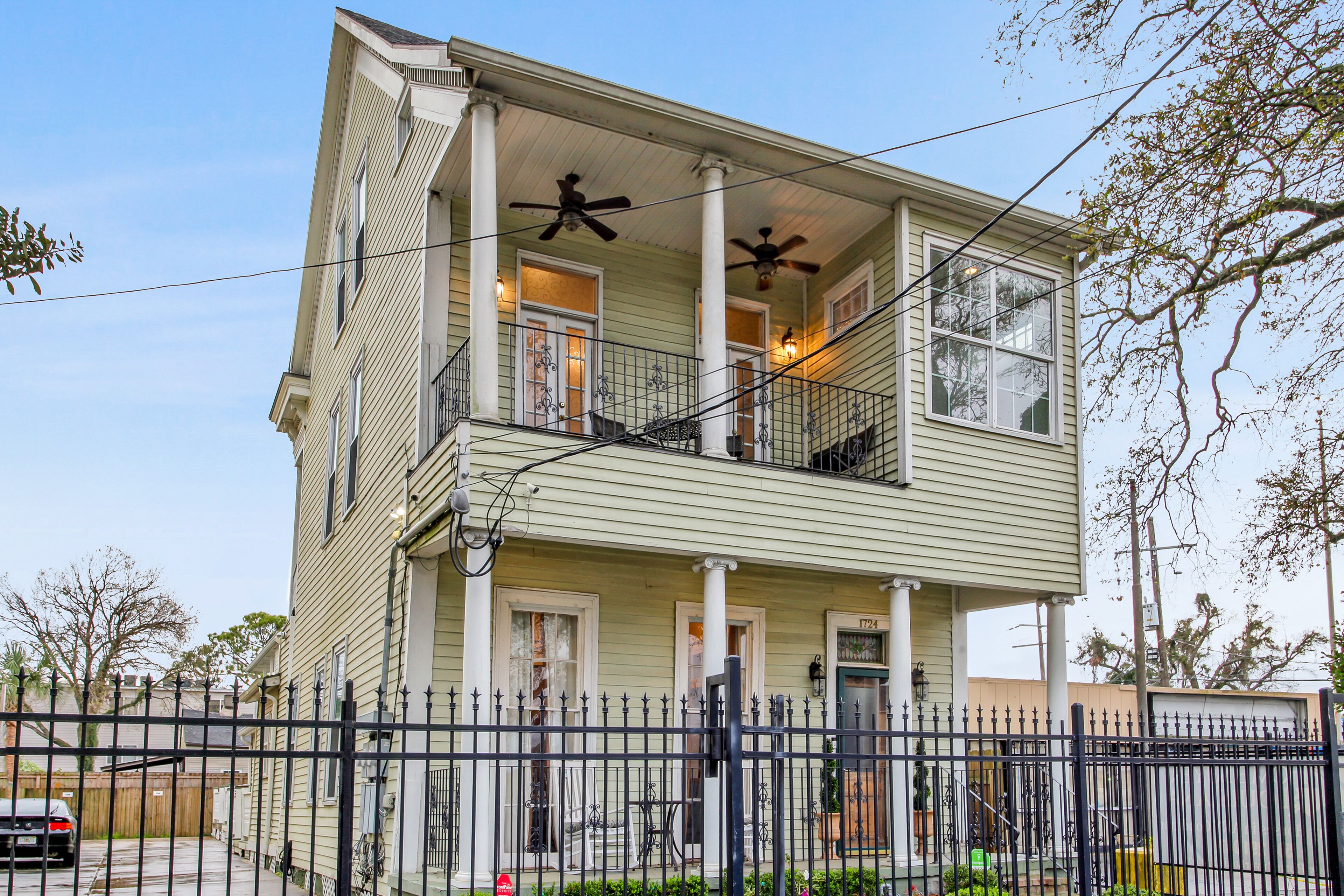 Dog-friendly home with fast WiFi, central air conditioning & washer/dryer