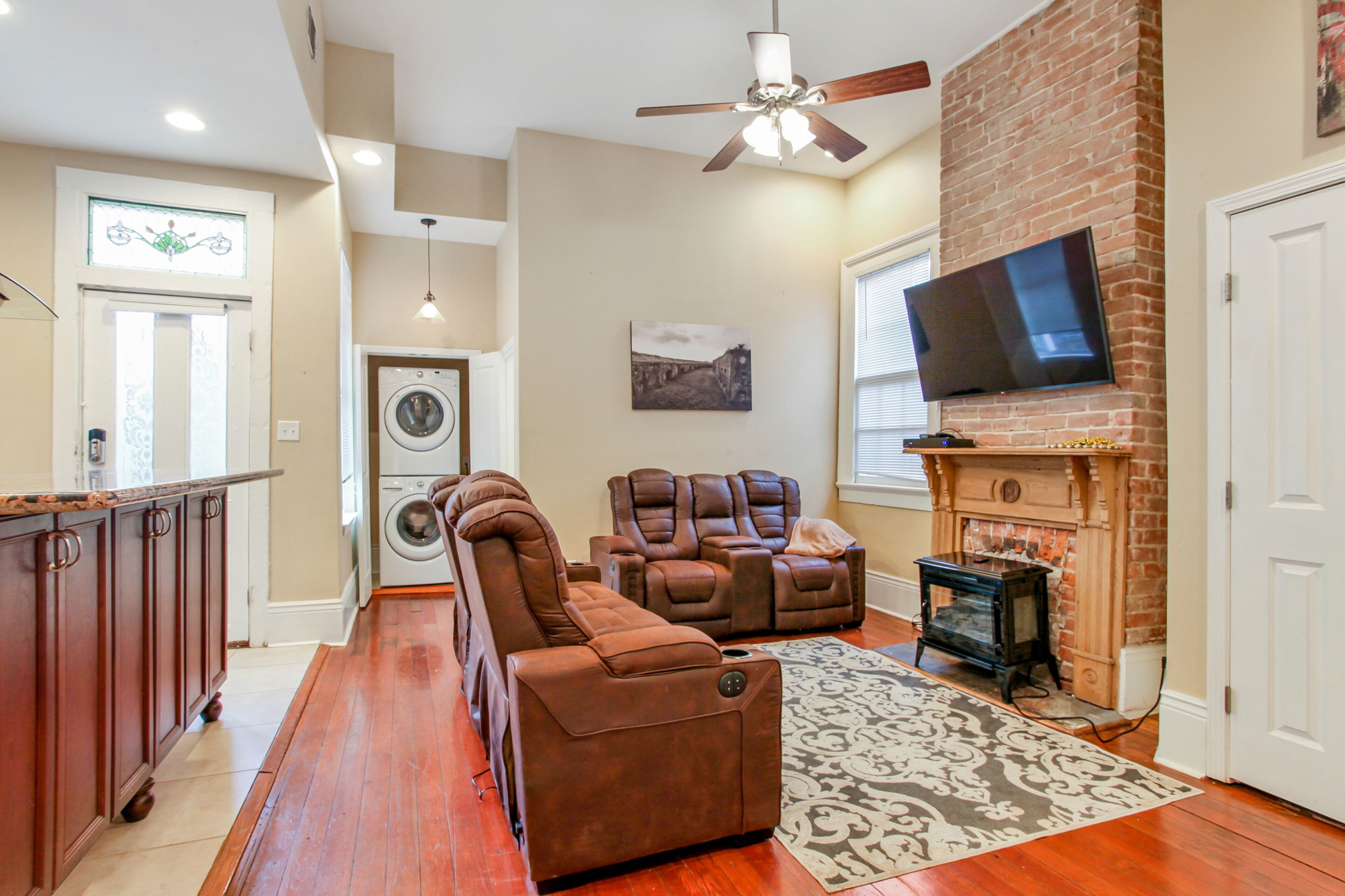 Dog-friendly home with fast WiFi, central air conditioning & washer/dryer