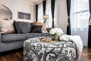 Smart TV, Netflix, Hulu, streaming services - Roaring Riverside - Art Deco Luxe - 2 Kings! (Wichita)