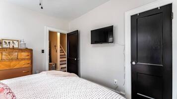 3 bedrooms, desk, iron/ironing board, travel crib