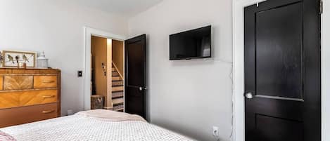 3 bedrooms, desk, iron/ironing board, travel cot