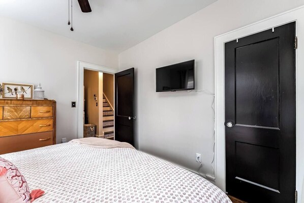 3 habitaciones, escritorio y tabla de planchar con plancha 