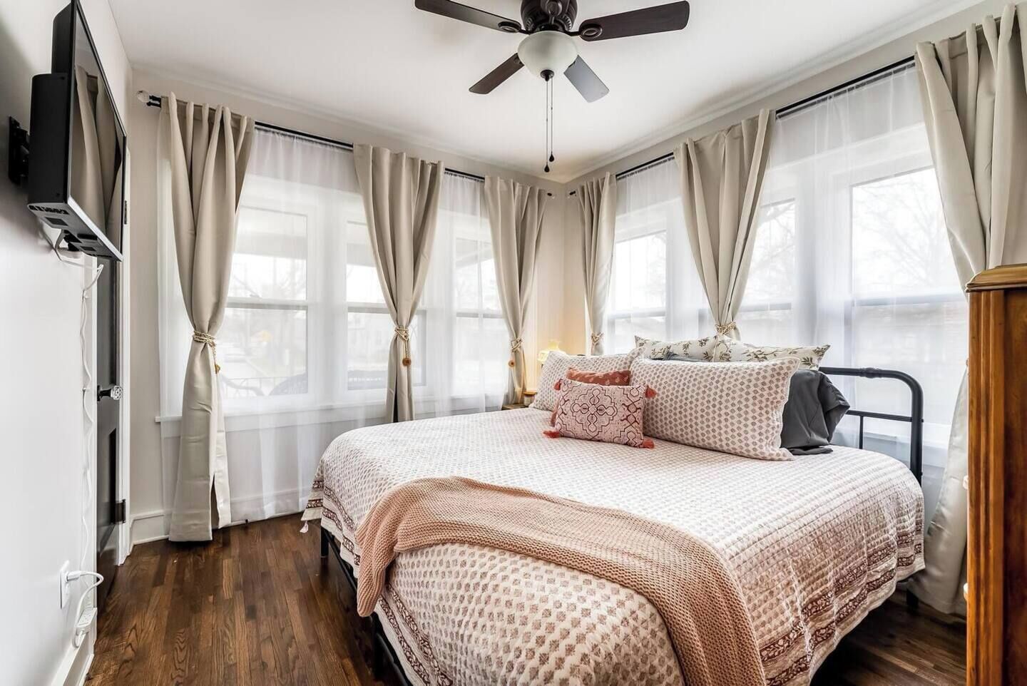 3 bedrooms, desk, iron/ironing board, travel cot