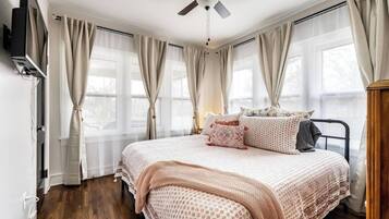 3 bedrooms, desk, iron/ironing board, travel crib