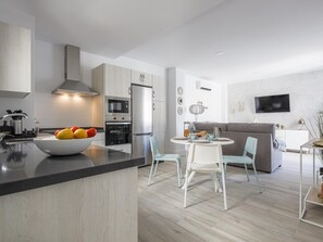 Refrigerador, microondas, horno y cafetera y tetera 