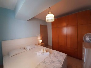 1 habitación, escritorio y tabla de planchar con plancha 