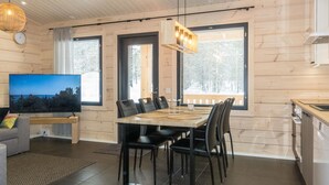Een modern interieur met een eethoek, keuken en woonruimte.