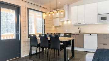 Een koelkast, een microgolfoven, een vaatwasser