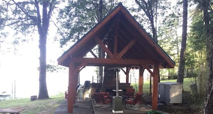 Private Relaxing Waterfront Retreat Close to Eugene