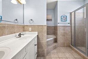 Combined shower/tub, jetted tub, towels