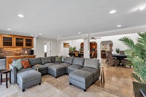 Älytelevisio, pöytäjalkapallopöytä, työhuone