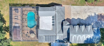 Luxury Lakefront | Heated Salt Pool, Dock & Kayaks | Home Theatre & EV Charger | Near Theme Parks