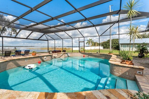 Luxury Lakefront | Heated Salt Pool, Dock & Kayaks | Home Theatre & EV Charger | Near Theme Parks