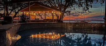 Luxury Lakefront | Heated Salt Pool, Dock & Kayaks | Home Theatre & EV Charger | Near Theme Parks